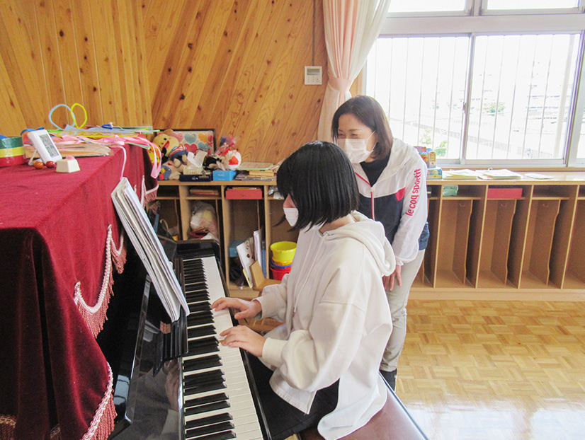 幼稚園で歌う曲の伴奏練習